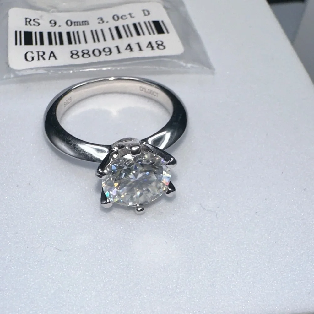 Stunning Silver Ring with Brilliant 3 ct Moissanite Clear Stone